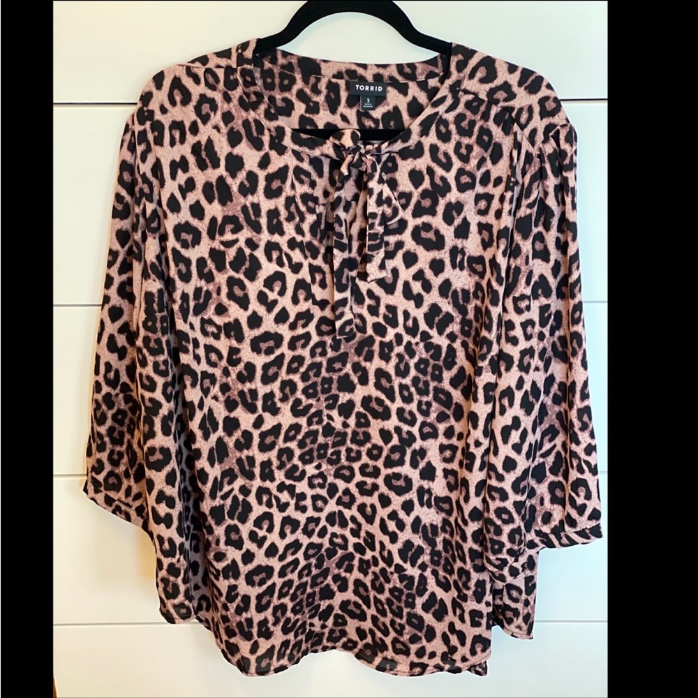 Torrid leopard print tie front blouse size 3